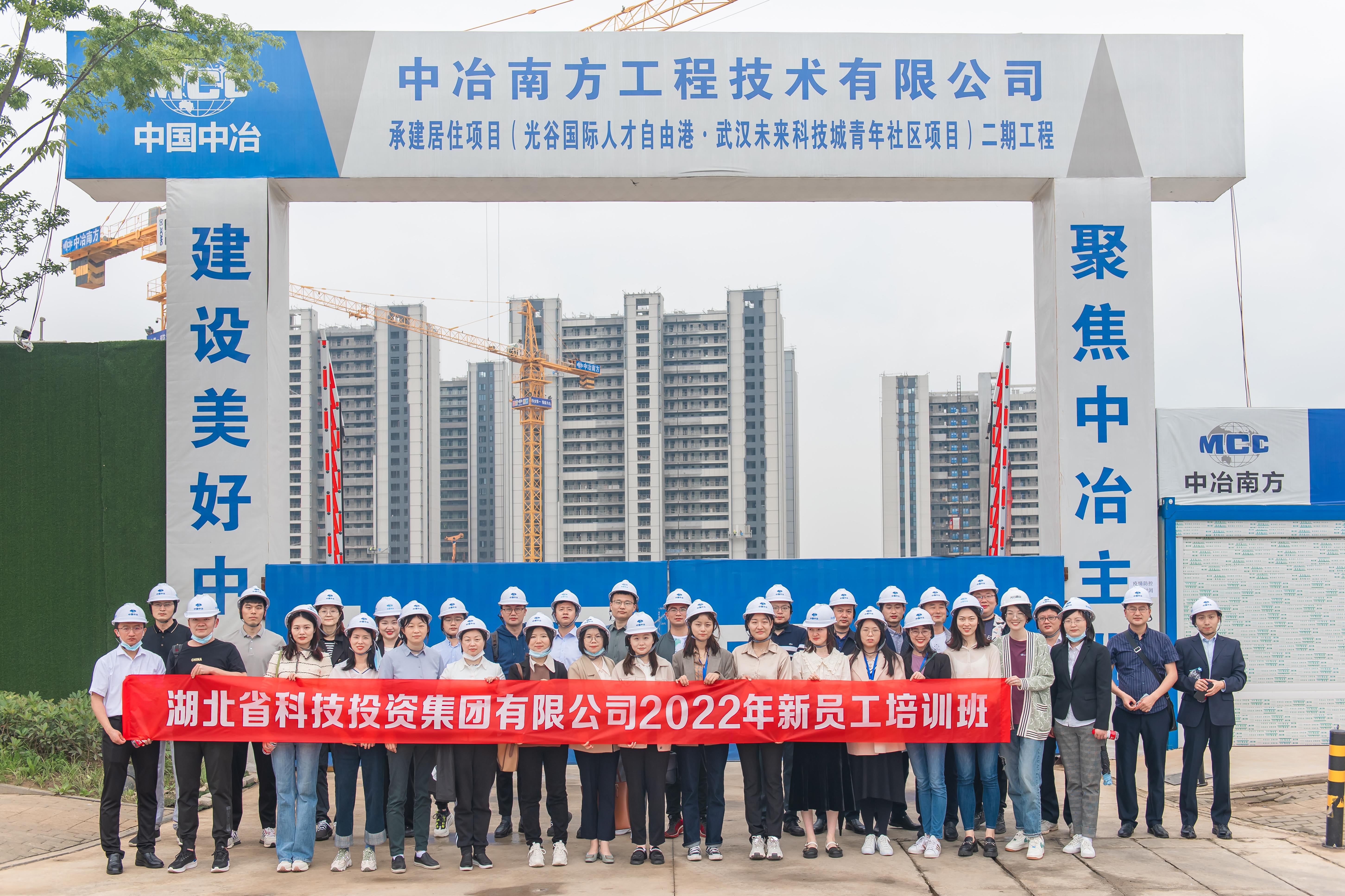 华为人才公寓 合影.jpg